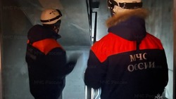 Пожарные потушили постельные принадлежности в жилой квартире в Макарове 