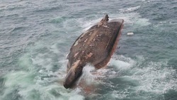 Моряк с перевернувшегося на Сахалине судна спрыгнул в воду, чтобы спастись 