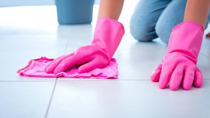 Противовирусную сануборку подъездов на Сахалине скорректируют после жалоб населения