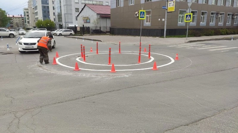 Южносахалинские водители "разнесли" новое кольцо на Дзержинского. ВИДЕО