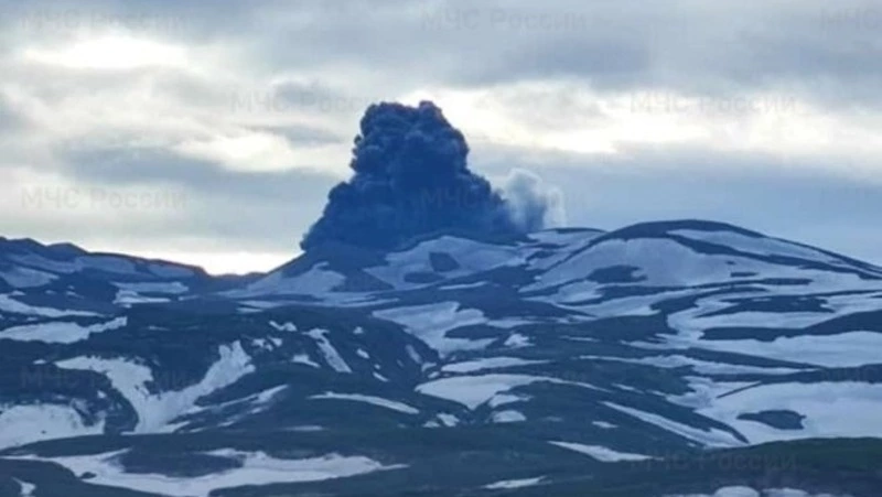 На вулкане Эбеко на Курилах произошел пепловый выброс на высоту 3,5 км