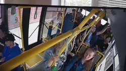 Потолок автобуса №11 рухнул на головы пассажиров в Южно-Сахалинске