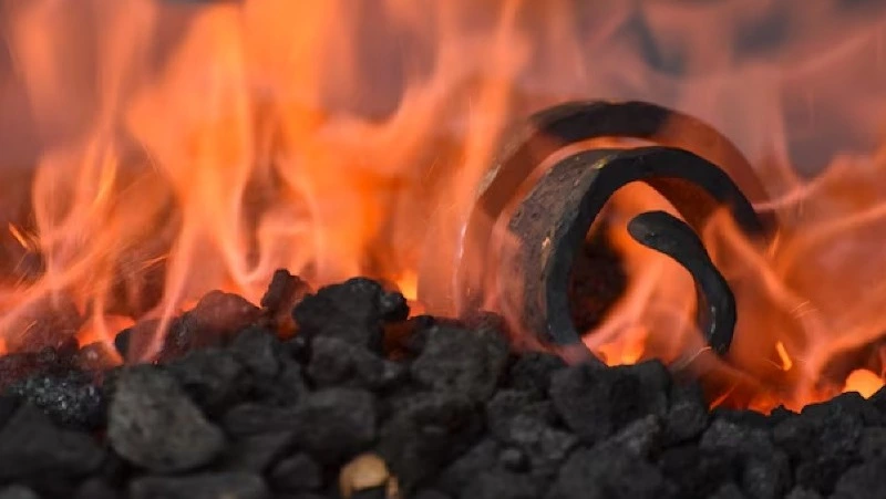 В Поронайском районе в кузове грузового автомобиля загорелся уголь 