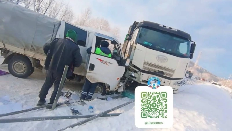 Бесправник вылетел на встречную полосу и врезался в большегруз на автодороге Южно-Сахалинск — Холмск