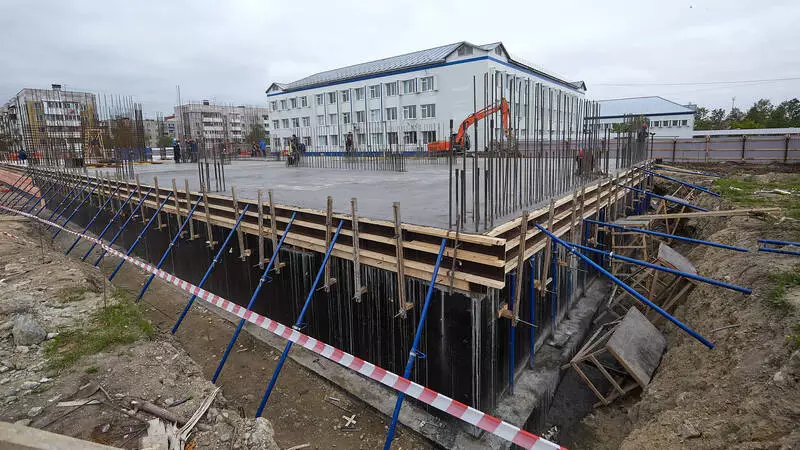 Мэр Южно-Сахалинска проинспектировал стройплощадки в трех школах