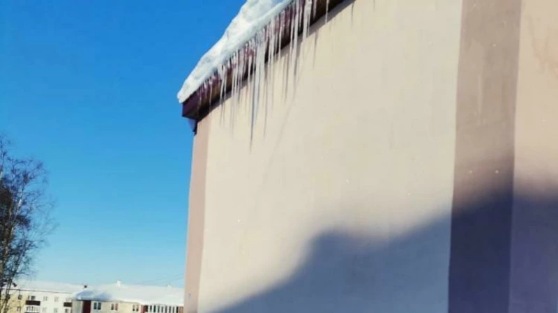 SKR-SOS! Жители Долинска негодуют из-за заваленного снегом проезда