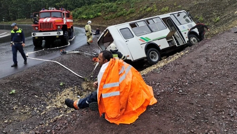 Пассажирский автобус улетел в кювет на Курилах 
