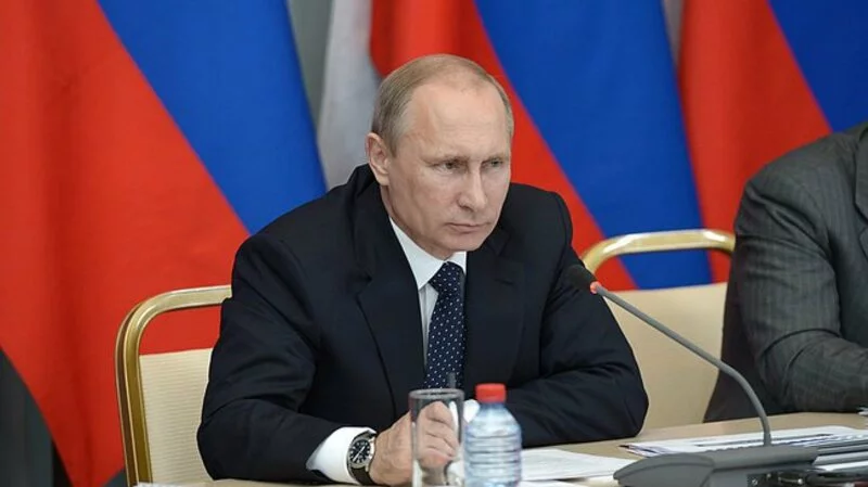 Путин подписал закон о запрете на признание экстремистскими материалами текстов священных книг