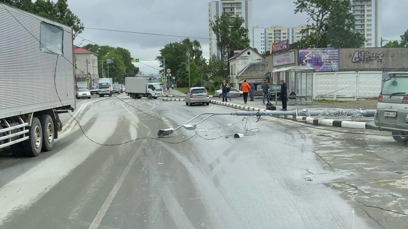 В Южно-Сахалинске фура зацепила провода и перекрыла все движение