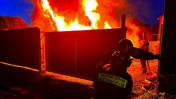 Дачу больше часа тушили девять пожарных в Анивcком районе вечером 22 октября 
