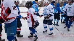 Губернатор и министр спорта Сахалина сыграли в хоккей за дворовую команду