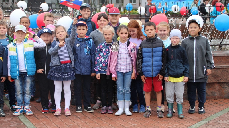 В Корсакове городской фонтан украсили символическим триколором