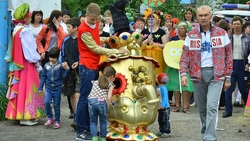 300 литров выпили углегорцы на празднике русского чая