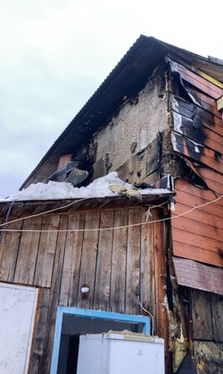 Опубликованы кадры едва не сгоревшего дома в Поронайском районе