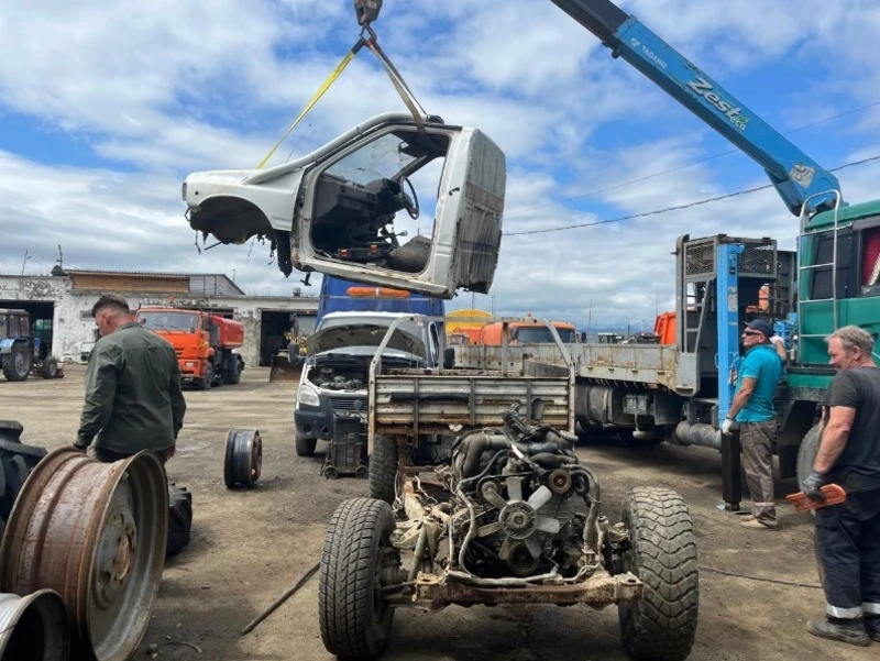 Сахалинцы объединились в мощное добровольческое движение по ремонту и отправке техники на СВО