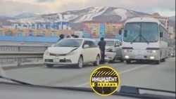 «Паровоз» из автомобилей собрался из-за ДТП на виадуке в Южно-Сахалинске