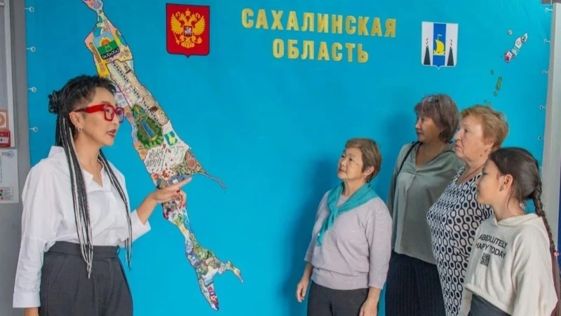 Мастера Охи вышили герб и детали природы на карте Сахалина