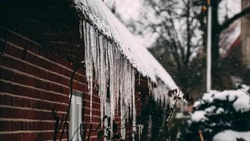 Осторожно, сосульки: спасатели напомнили сахалинцам, как не покалечиться