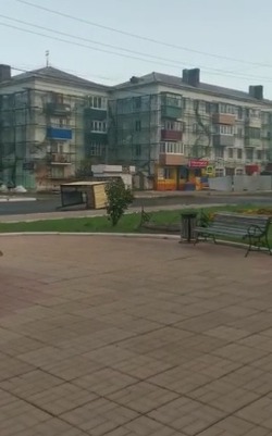 Мощный ветер снес автобусный павильон в Холмске и протащил его по дороге