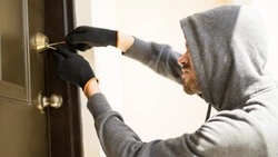 Житель Сахалина за зиму два раза обворовал строителей прямо на объекте