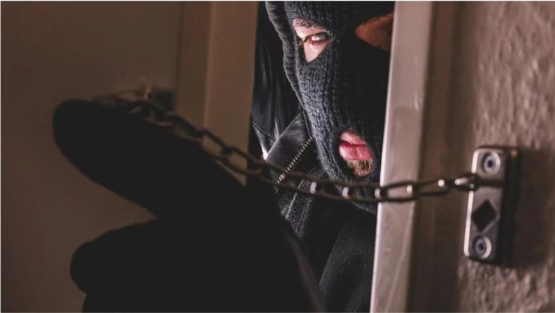 Молодой сахалинец обокрал квартиру спящего соседа 