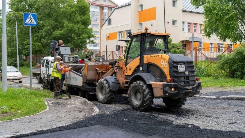 В Южно-Сахалинске в районе школы № 21 завершается укладка нового асфальта