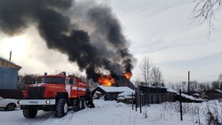 Горящую баню в Смирных тушили девять спасателей и три пожарных машины