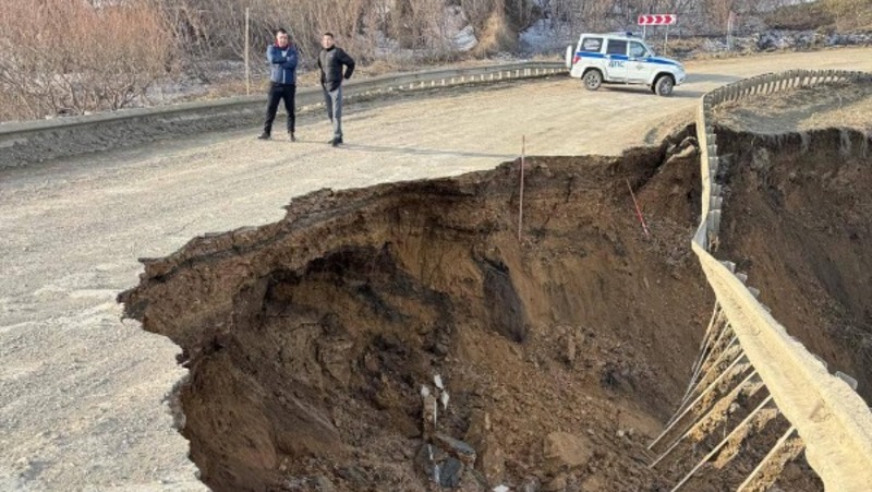 В Томари обрушилась дорога - Центр внимания 14.04.25