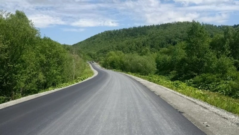 На трассе Южно-Сахалинск – Синегорск начали укладывать асфальт
