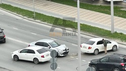 Две Toyota Axio столкнулись на Комсомольской в Южно-Сахалинске