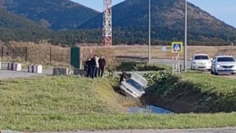 Серый седан слетел в кювет в Корсаковском районе