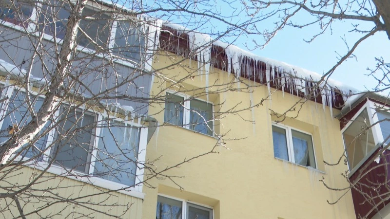 Волонтеры следят за уничтожением сосулек на крышах Сахалина