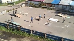 Из доски и палок. В самодельном скейт-парке развлекаются дети на юге Сахалина