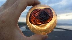 Житель Южных Курил собрал на морских берегах уникальную коллекцию стеклянных поплавков