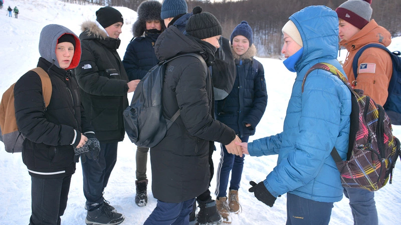 Подростки в Углегорске стащили замерзающего мужчину с сопки и вызвали скорую