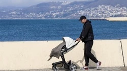 Работодателям в РФ могут запретить увольнять отцов с маленькими детьми