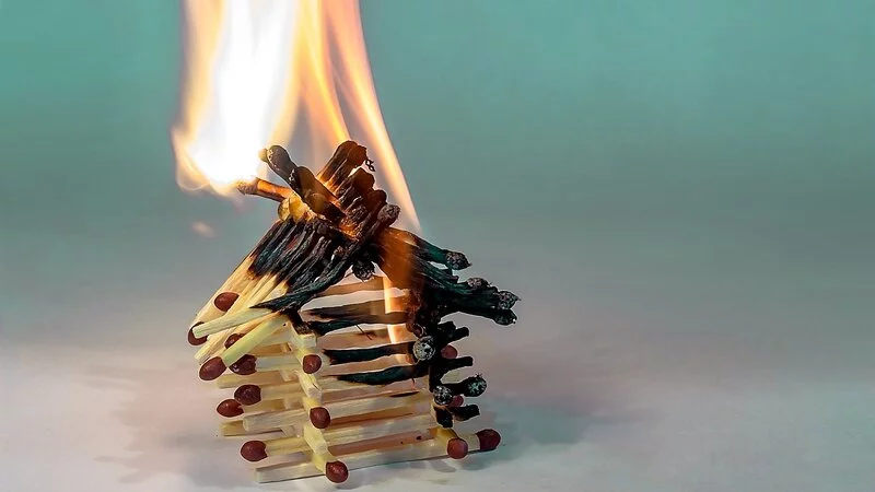 В Тымовском после полуночи загорелась квартира в двухэтажном бараке