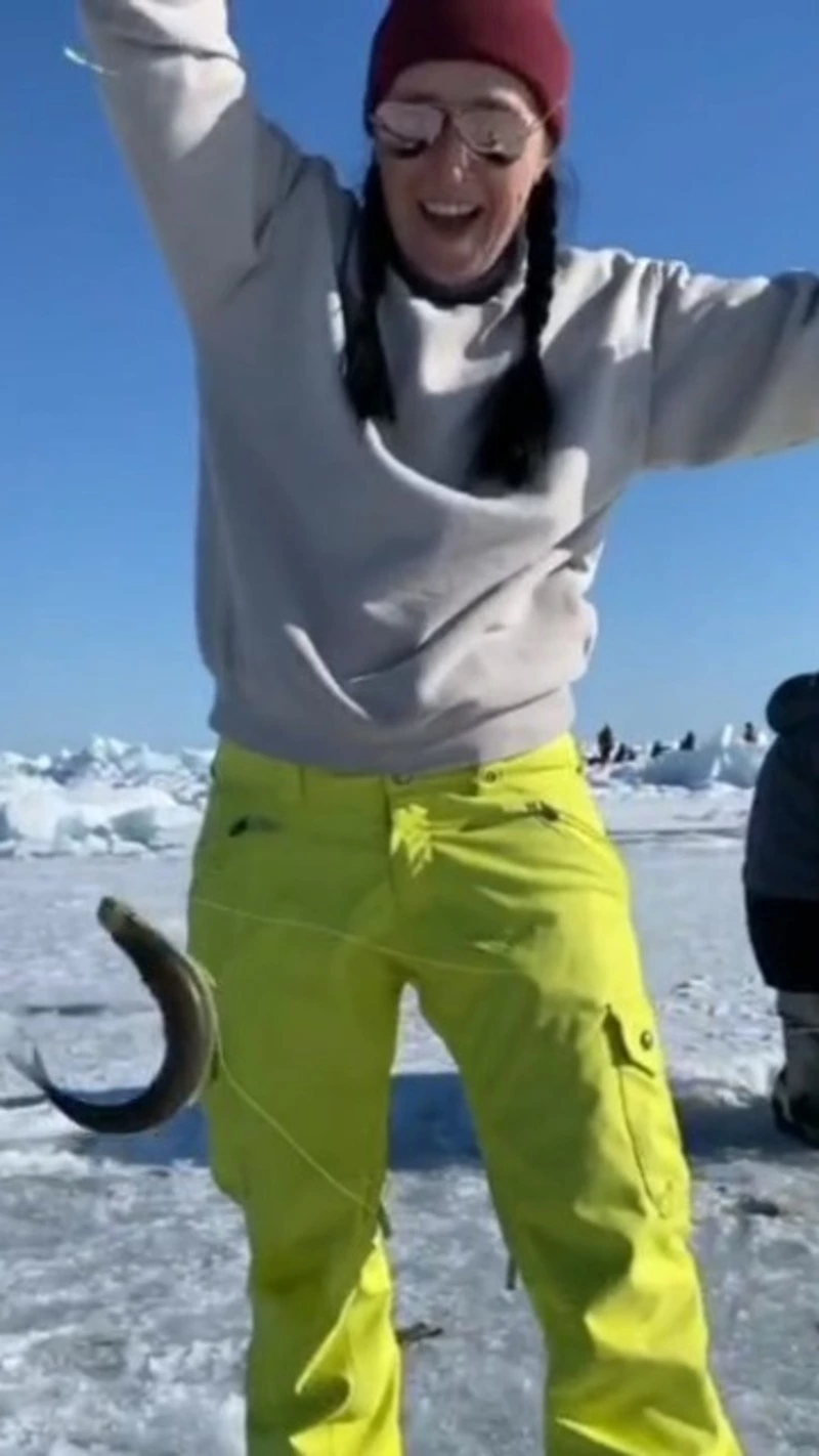 «Еще и красавицы»: как девушки ловят корюшку на Сахалине