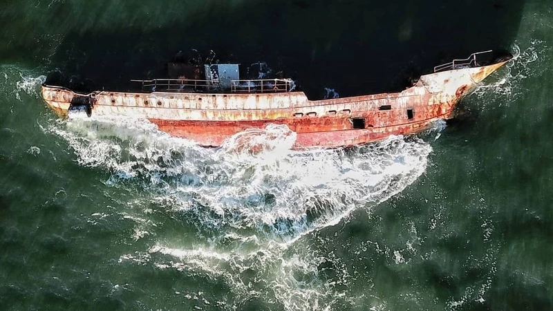 Сталкер выложила в сеть откровенные снимки военных свалок и погибших у Сахалина кораблей