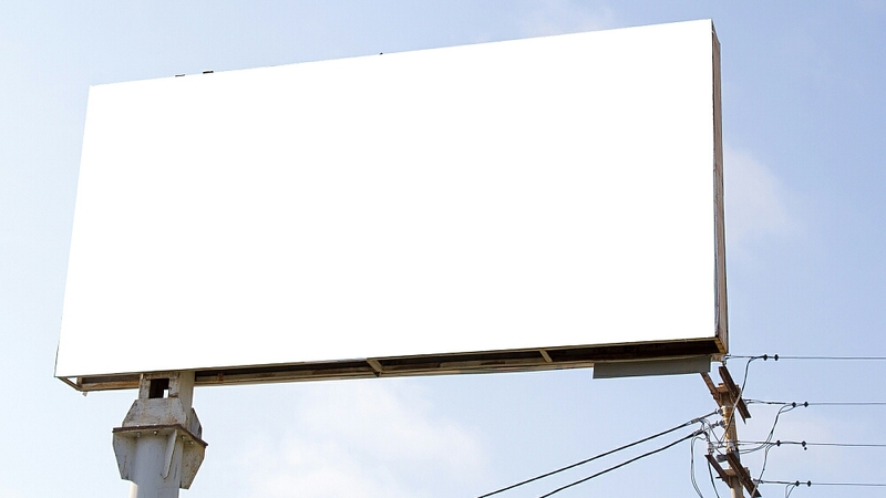 С улиц Южно-Сахалинска исчезает незаконная реклама