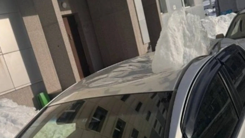Мэрия: глыба льда оставила вмятину на крыше иномарки сахалинца не по вине УК