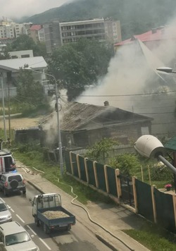 Появилось видео пожара в доме на улице Фабричной в Южно-Сахалинске