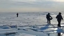 Льдина с рыбаками оторвалась и поплыла в море в Макаровском районе