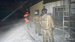 Огонь охватил бытовое помещение в закрытом ангаре в Тымовском