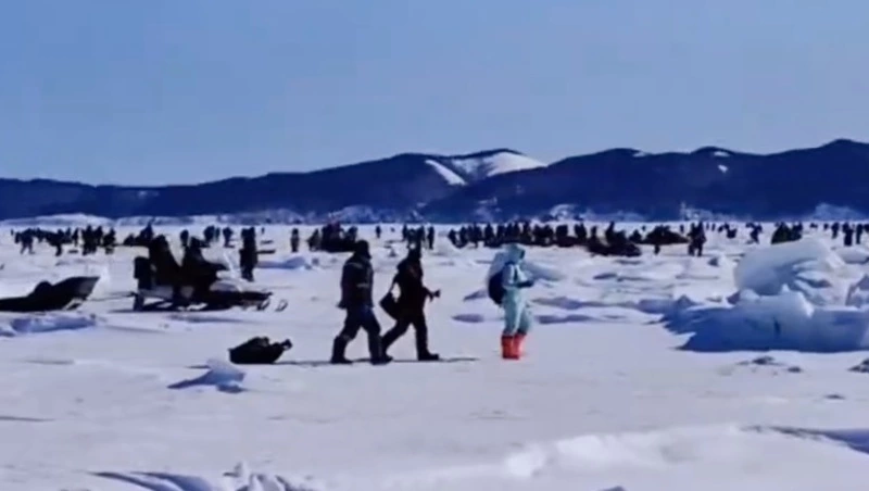 Треснувший лед и отжимной ветер не помешали жителям Сахалина выйти на рыбалку