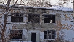 Заброшенное здание держит в страхе жителей села на Сахалине
