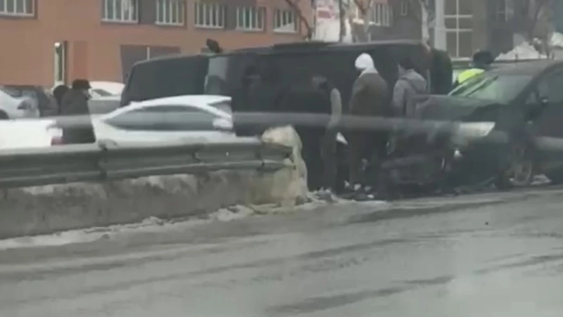 В аварии возле «Бубль-Гума» в Южно-Сахалинске пострадали девушка и ребенок