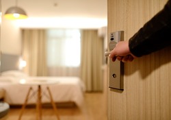 Booking.com и Airbnb попрощались с сахалинскими гостиницами. Последствия