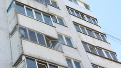 На Сахалине пьяный мужчина с балкона показывал гуляющей во дворе девочке свой половой орган