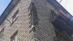 «Осыпаются огромные куски». Дом на юге Сахалина разваливается на глазах у жильцов